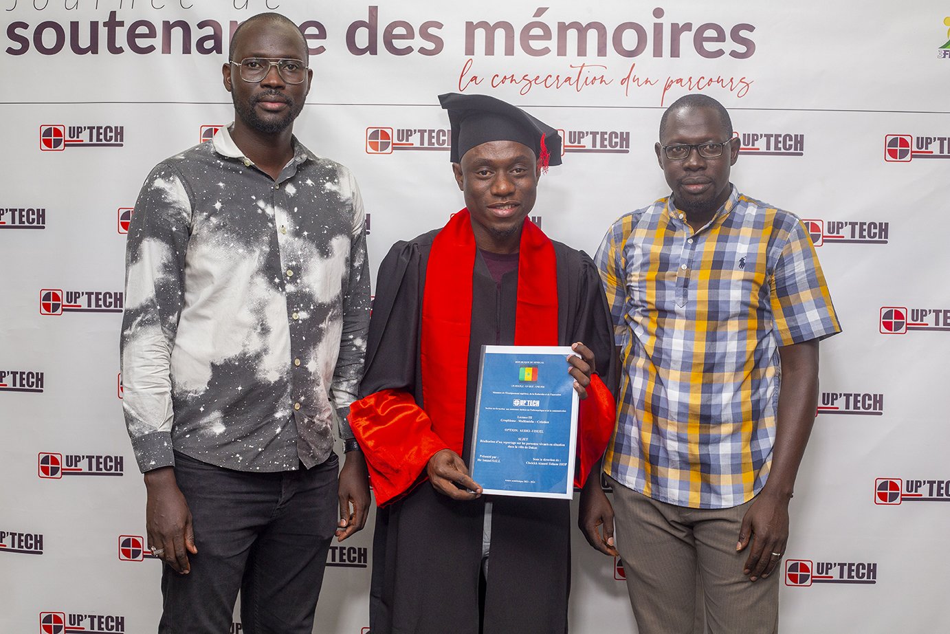 Étudiant UPTECH avec ses encadrants de mémoire