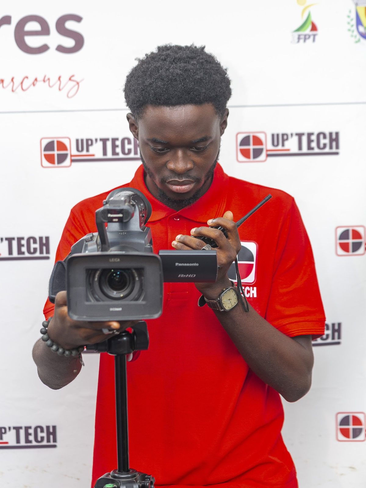 Étudiant UP'TECH réglant une caméra professionnelle