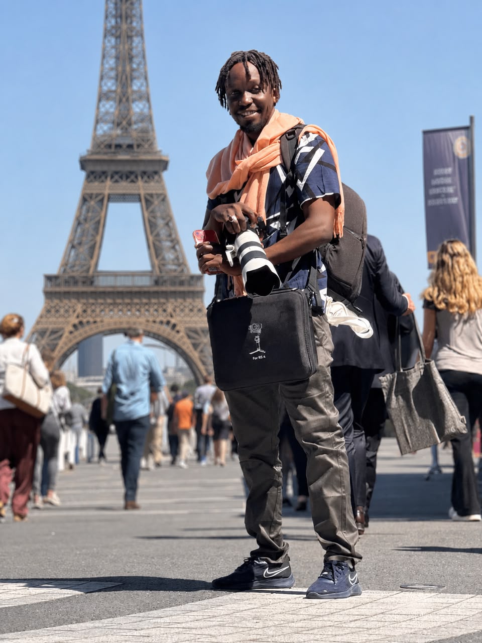 El Hadji Mamadou Guete « Benny », ancien étudiant UP'TECH, graphiste et designer à la SENELEC, en reportage à Paris